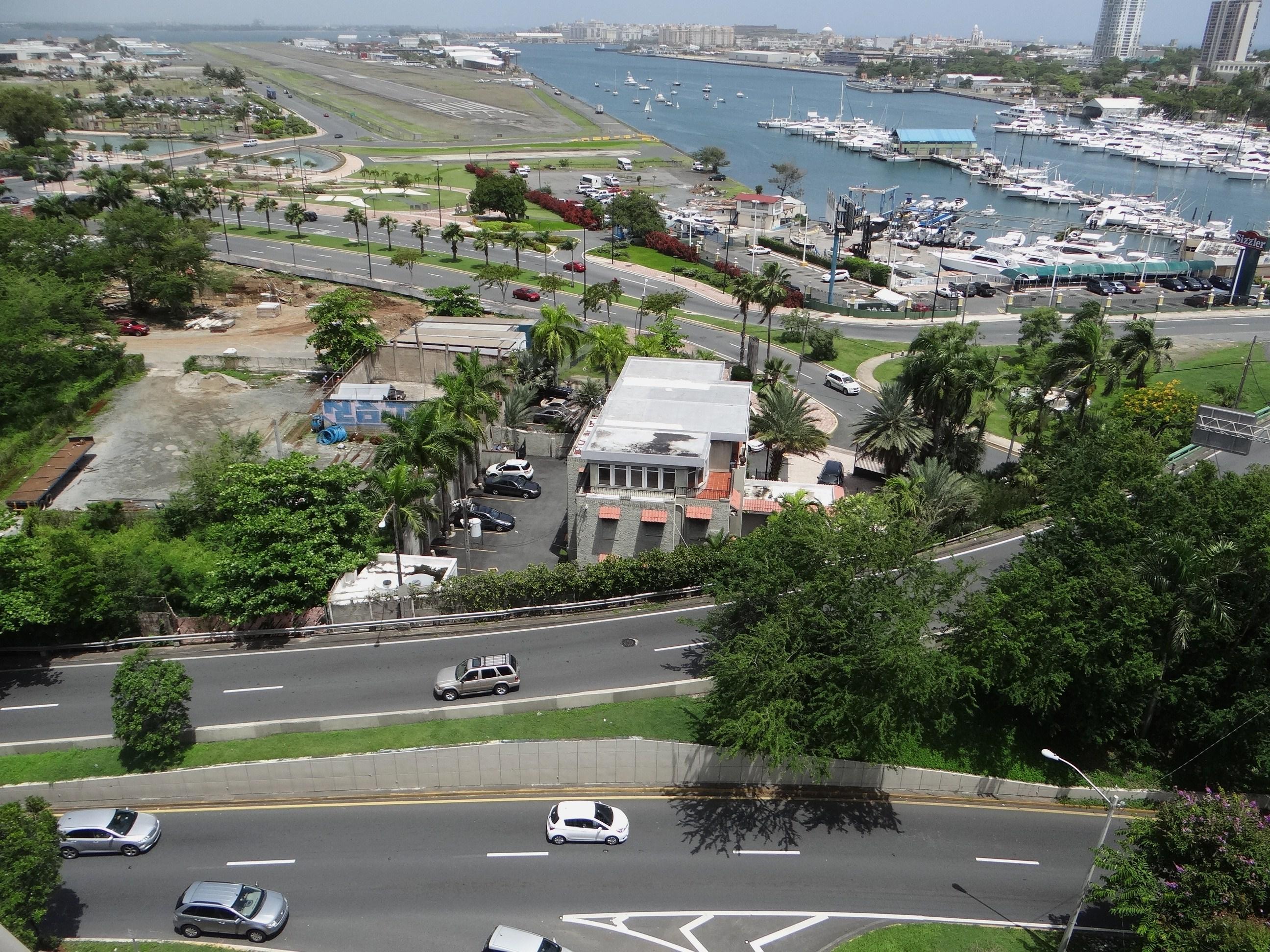 Vista desde la azotea del Edificio del Departamento de Justicia - San Juan (Miramar) - 2013 00044